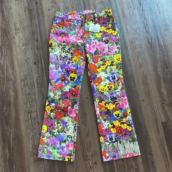 NWT ๐ Moschino Boutique flower print jeans 2021 collection. Flare bottom size 6 - Picture 2 of 11